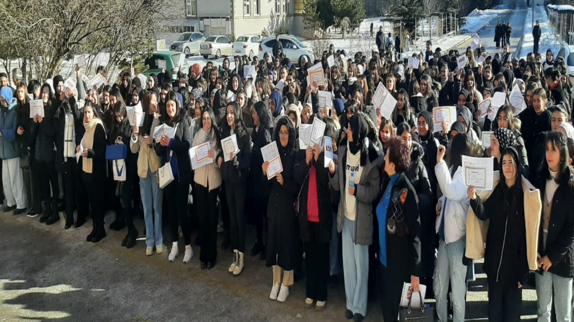 Nenehatun Kız Anadolu Lisesi'nde Karne Sevinci